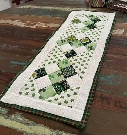 Lucky Clover Patchwork Quilted Table Runner NCU0NT1551